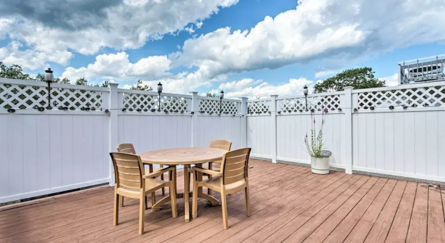 Коттедж с 3 комнатами с балконом Sun-soaked Coastal Cottage w/ Deck + Walk to Beach