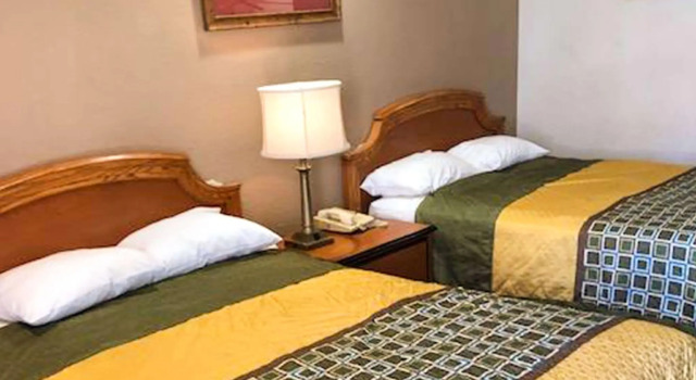 Четырёхместный номер Standard Crown Lodge Motel