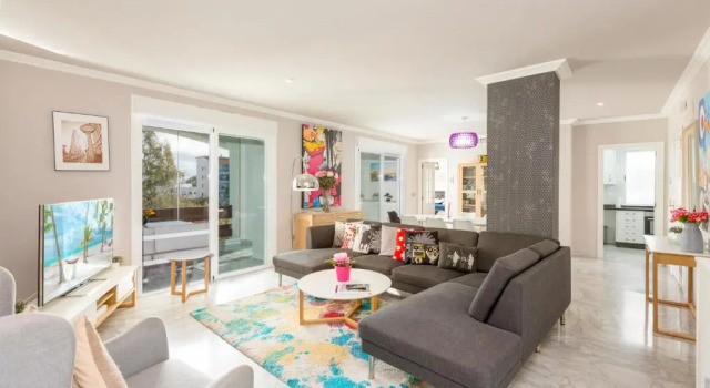 4 Bedroom apartment in Puerto Banus 150 meters from the beach