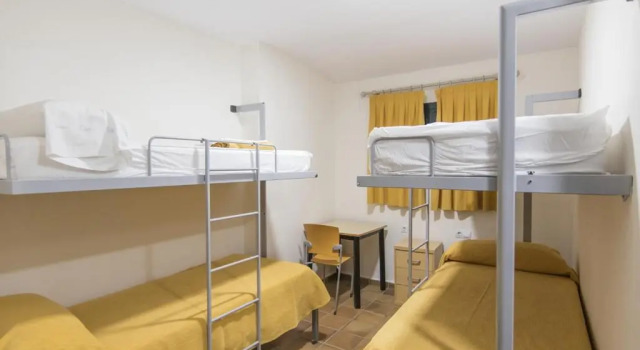 Кровать в общем номере Albergue Inturjoven Punta Umbría