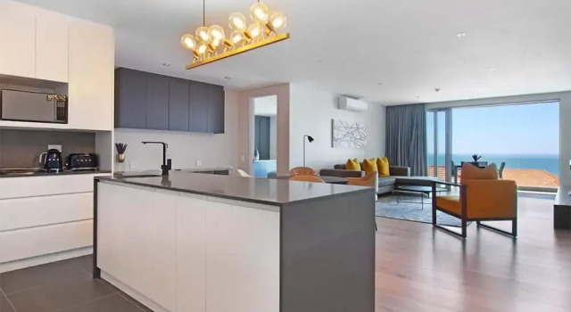 Апартаменты Bright 2bed in Sea Point w Sea Views Helio Haven