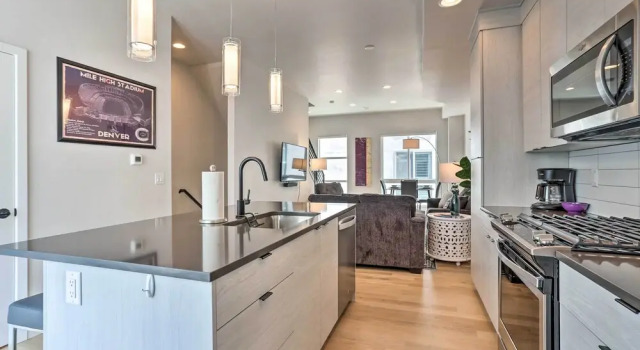Апартаменты с 3 комнатами с балконом Trendy Denver Townhome - Walk to Mile High Stadium