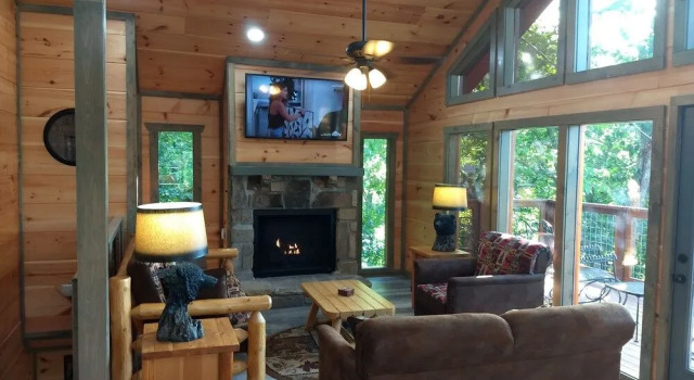 Black Bear Lookout 2 Bedroom Home by Redawning