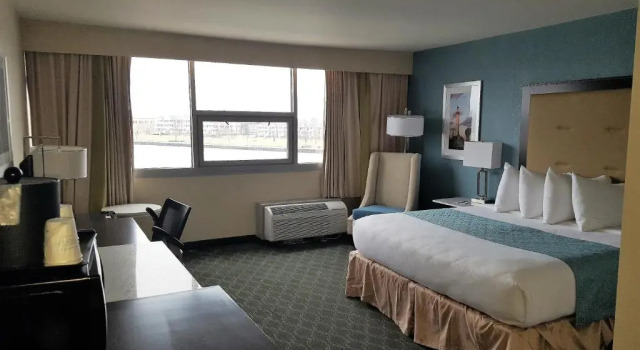 Номер Standard с видом на озеро Wyndham Garden Kenosha Harborside