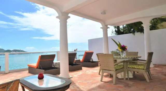 Коттедж Caribbean Chic ocean front home 3 min to beach