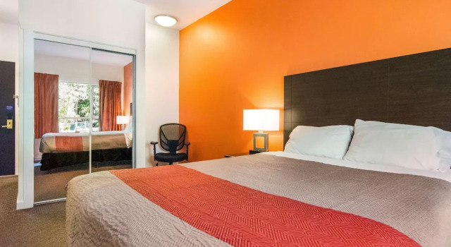 Четырёхместный номер Standard Motel 6 Surrey, Bc