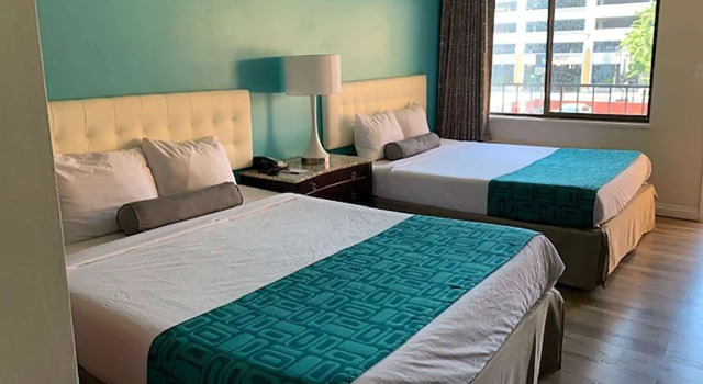 Howard Johnson by Wyndham Downtown Reno, Забронировать Отель Отели и гостиницы Рино, рядом с Набережная в г. Рено, Отель
