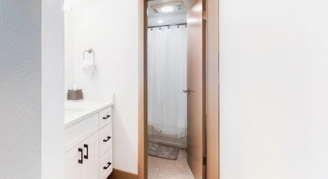 Contemporary 3 Bedroom Condo in West Keystone Along Shuttle to Slopes