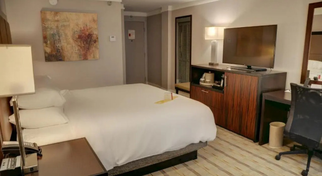 Двухместный номер Standard Crowne Plaza Knoxville Downtown University by IHG