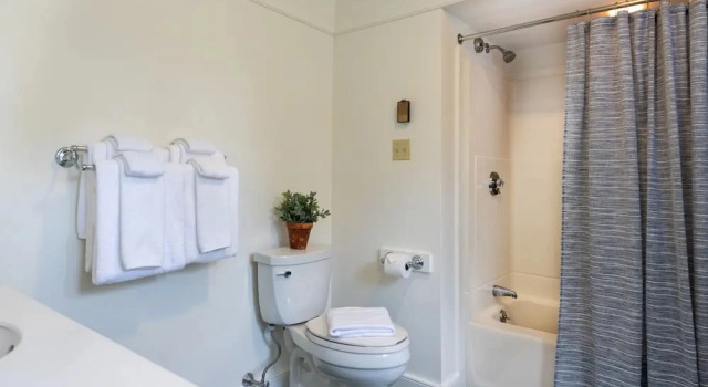 Номер Deluxe с видом на озеро Basin Harbor
