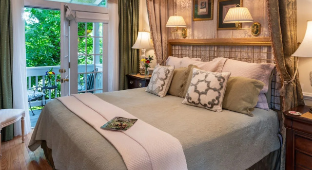Люкс с балконом Abbington Green Bed & Breakfast Inn