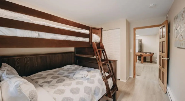 80mbr - Hot Tub - Wifi - Bbq - Wood Stove - Sleeps 9! 3 Bedroom Home by RedAwning, Buchen Sie Ferienhaus Hotels in Glacier mit Parkplatz, Parkplätze