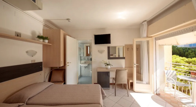 Четырёхместный номер Standard с балконом Hotel Madison