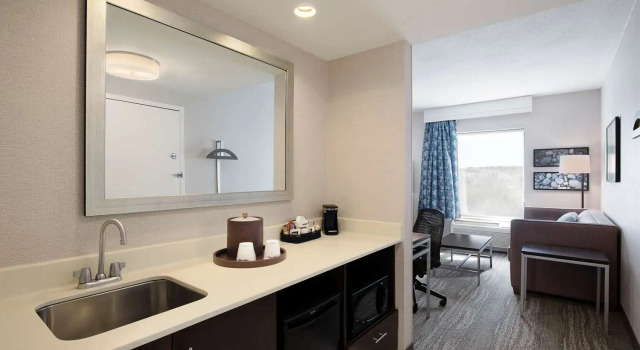 Двухместный люкс Hampton Inn & Suites by Hilton Dartmouth - Halifax