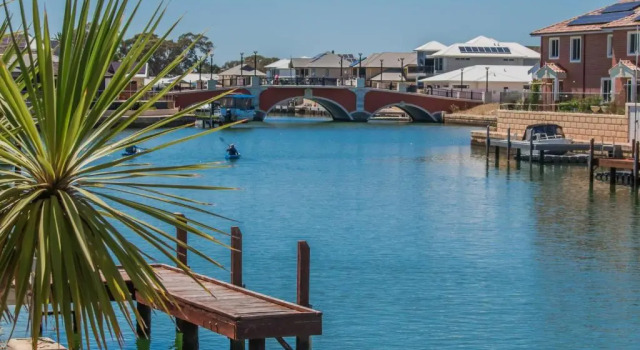 Коттедж "WATERLILY HOUSE" - Luxury Canal House, Jetty, Dog & Child Friendly - Sleeps 14