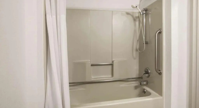 Номер Standard Days Inn & Suites by Wyndham Rochester Hills MI