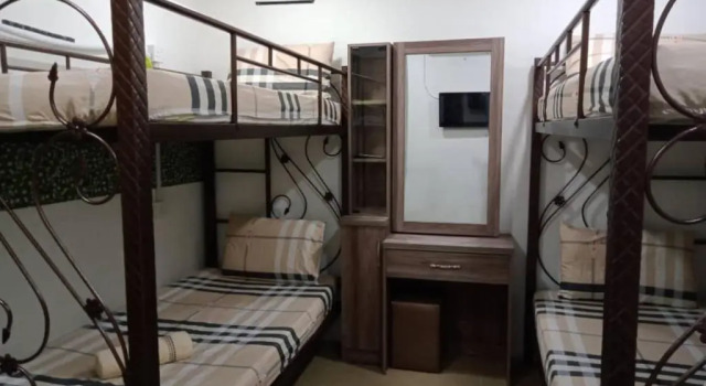 Кровать в общем номере Daud Safar Resthouse