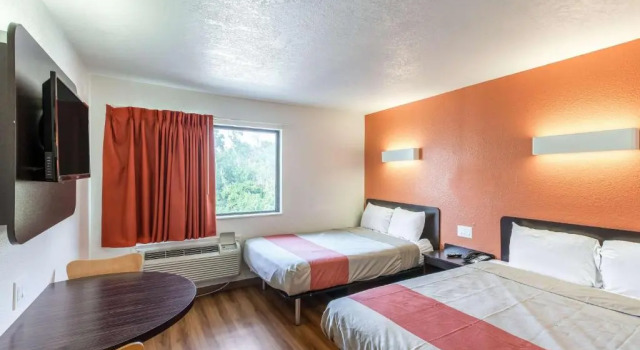 Четырёхместный номер Standard Motel 6-Dallas, TX - South