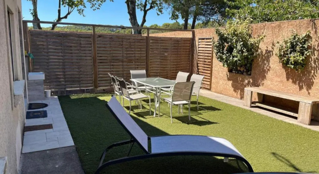 Maison de plein pied divisée en 2 appartements F3 independant, situé à Jacou, à 15km des plages, 5km de montpellier centre, attention le tarif proposé est pour un appartement si vous souhaitez louer les 2 réservez 2 hébergements, Book Lejlighed Hoteller i Jacou med parkering, Parkering