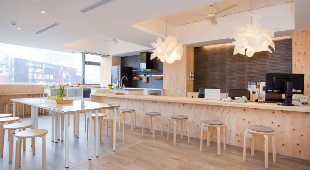 Кровать в общем номере Mini West Hotel