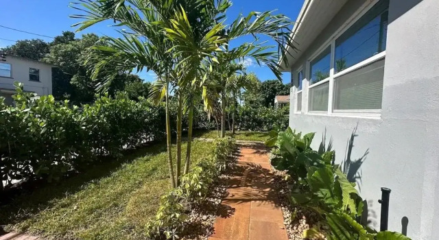 Sun-kissed Retreat: Poolside And Beach Nearby! 4 Bedroom Home by RedAwning, Rezerwuj Hotel West Palm Beach Palm Beach County