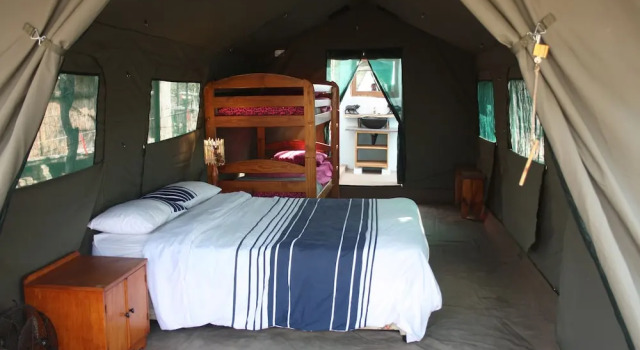 Zelt mit Seeblick Warthogs Safari Camp