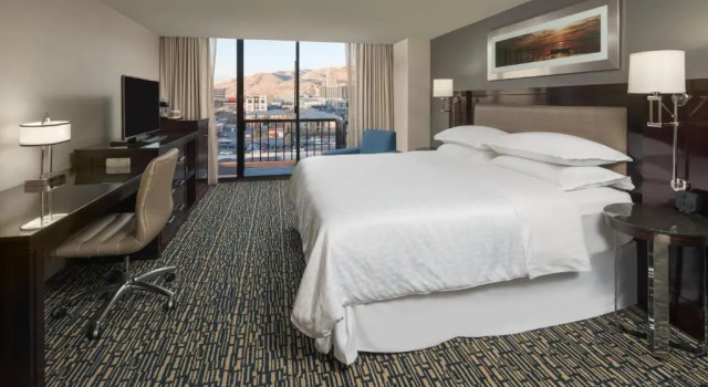 Двухместный клубный номер Standard с балконом Sheraton Salt Lake City