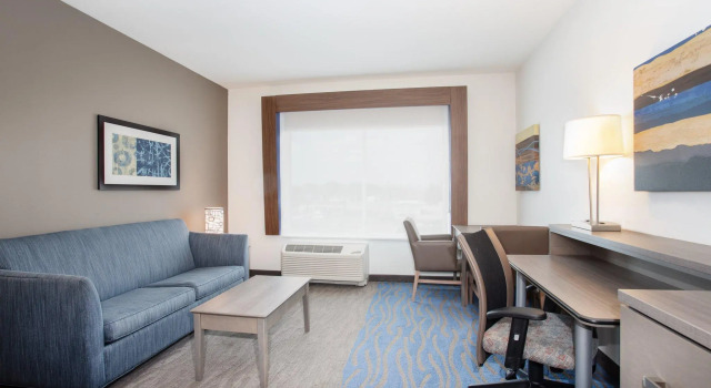 Четырёхместный номер Standard Holiday Inn Express & Suites Great Bend by IHG