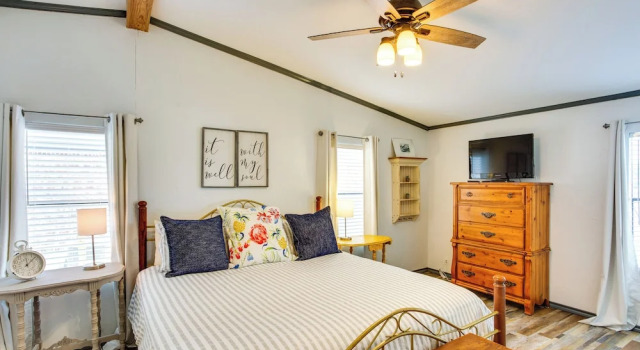 Hot Tub & Dock: Lakefront Mabank Home, Reserva ahora Hotel Enchanted Oaks Estados Unidos