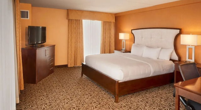 Двухместный полулюкс с балконом DoubleTree by Hilton Bay City - Riverfront