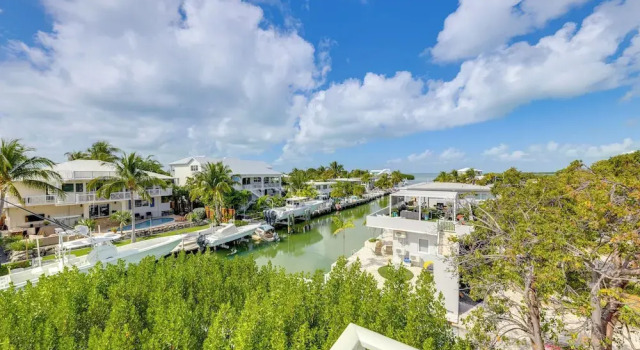 Коттедж Spacious Canal-front Home: Florida Keys Gem