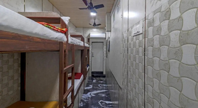 Кровать в общем номере Capital Guest House
