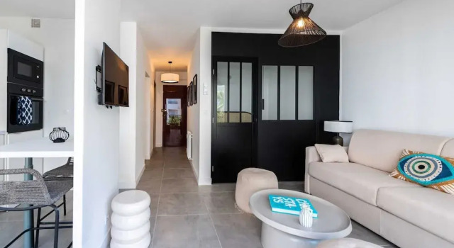 Beautiful Flat With Balcony - 200m From the Beach, Забронировать Апартаменты/квартира Антиб Приморские Альпы