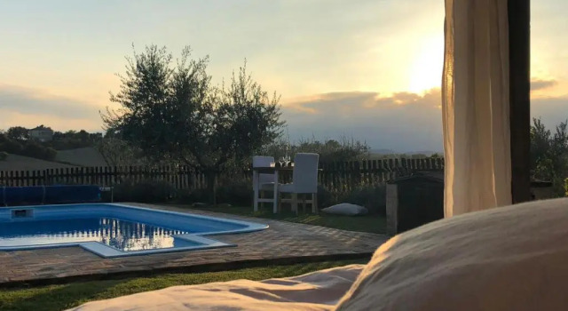 La vigna countrybnb, Boek Bed and Breakfast Hotels in Montottone met zwembad, Zwembad