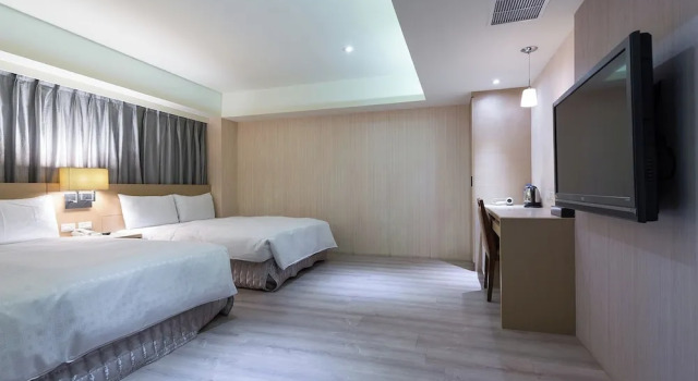 Четырёхместный семейный номер Standard 巴黎商旅 Paris Hotel