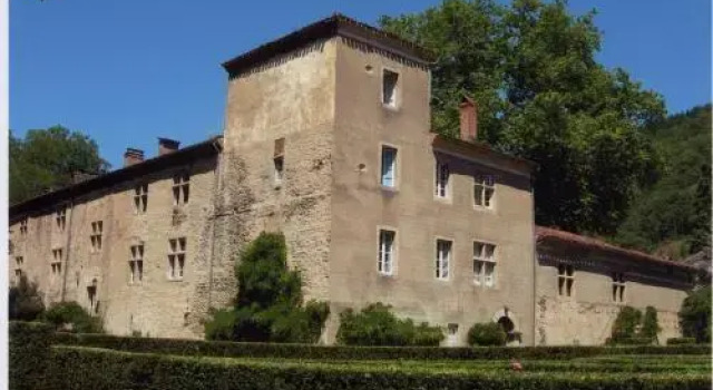 Le Castel De Burlats