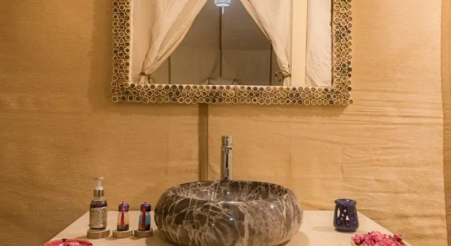 Четырёхместный номер Deluxe с балконом и с видом на внутренний двор Original Desert Camp