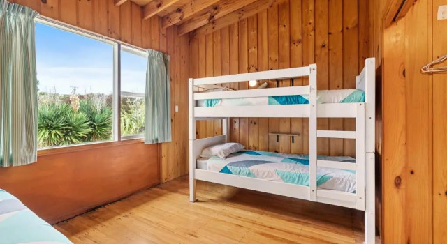 Queenie - Waikanae Beach Holiday Home, Забронировать Отель Отели Уэйкана с парковкой, Парковка