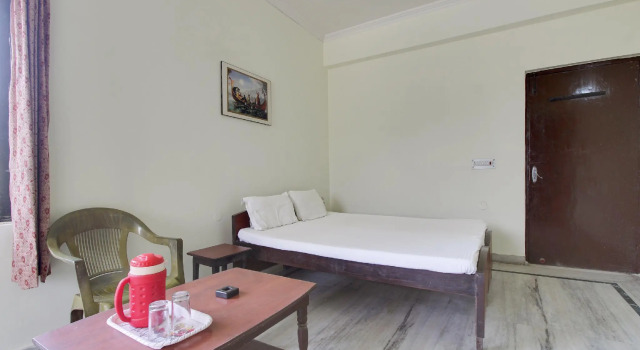 SPOT ON 60718 Gaurav Bhawan, Забронировать Отель Отели Говардхан с парковкой, Парковка