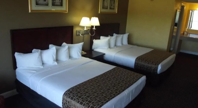 Номер Deluxe Ambassadors Inn & Suites