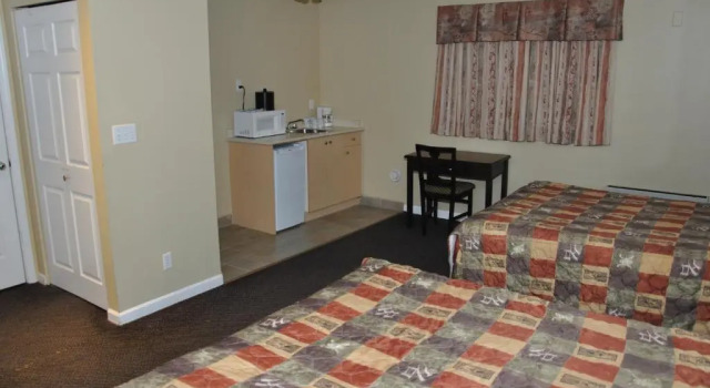 Четырёхместный номер Standard Canadian Inn