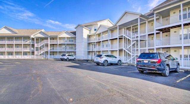 Stunning Lake Views: Spacious Osage Beach Condo!