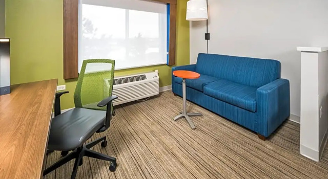 Двухместный люкс c 1 комнатой Holiday Inn Express Chicago Northwest-Vernon Hills by IHG