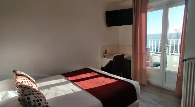 Номер Economy Logis Hôtel Les Bleuets