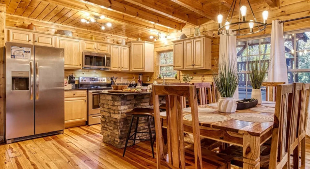 Gatlinburg Getaway - Private Theater Hot Tub, Забронировать Апартаменты/квартира Гатлинберг Great Smoky Mountains National Park, рядом с Hillbilly Golf