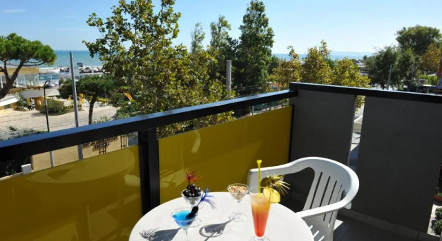 Трёхместный номер Superior с видом на море Hotel Mimosa