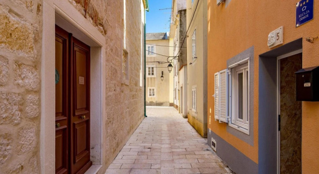 Nice Home in Pag With Wifi and 5 Bedrooms, Rezerwuj Hotel Pag 