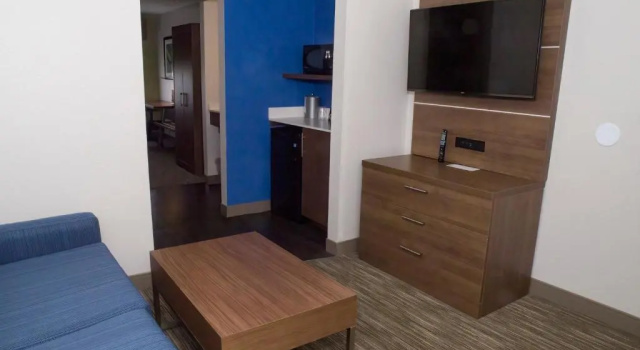 Люкс Holiday Inn Express Hotel & Suites Madison by IHG
