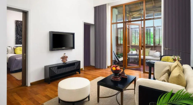 Двухместный люкс Deluxe с балконом The Lake Garden Hotel Nay Pyi Taw - MGallery Collection