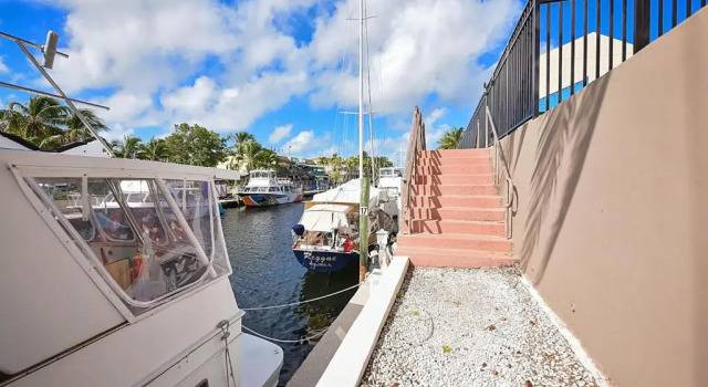 Люкс с балконом и с красивым видом из окна Waterside Suites and Marina